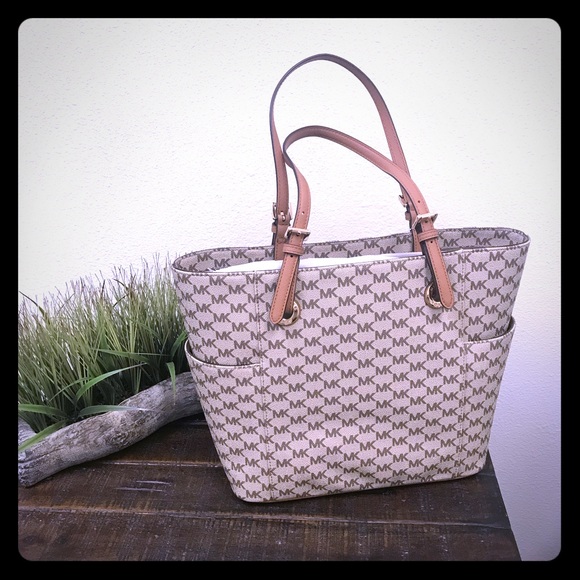 KORS Michael Kors Handbags - 👠Final👠 🌼Michael Kors Jet Set Tote Bag🌼